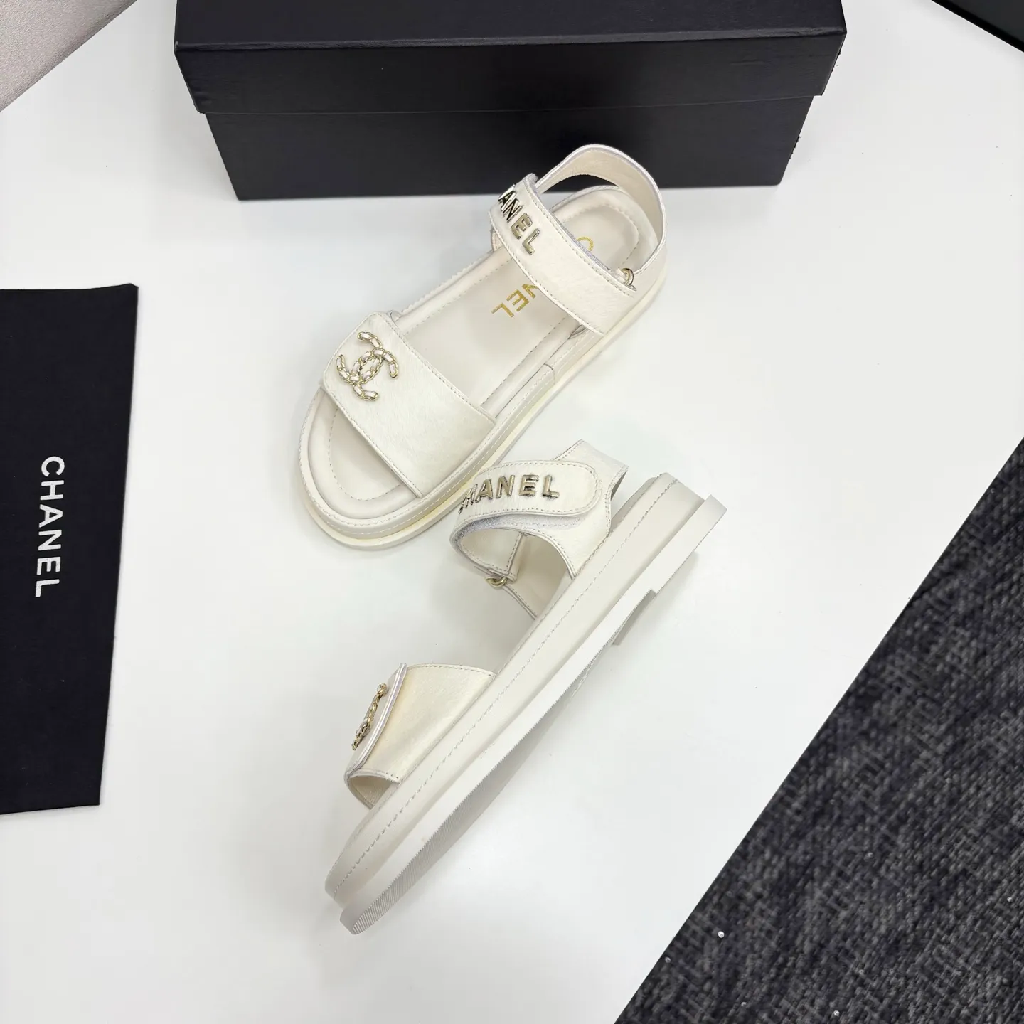 👟👟Ex-factory price 560👟👟Chanel Chanel's new early autumn thick-soled sandals are popular on catwalks on major social platforms. One of the most popular sandals at the moment. Soft and comfortable on the feet. Horsehair upper imported from Italy. Sheepskin feet. Original molded outsole Size: 35-40 (41 customized)